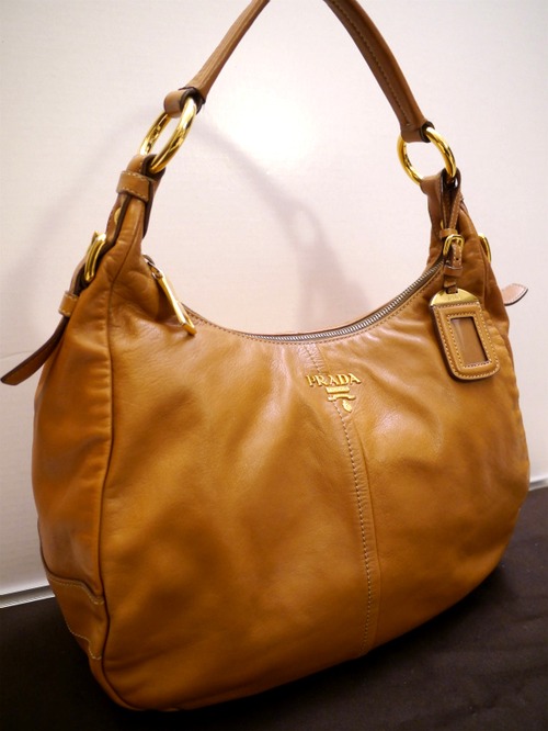 レア美品◆PRADA プラダ チャームデザイン ワンショルダー オールレザー トート バッグ 茶◆ 使い勝手の良いワンショルダーのレザーモデル