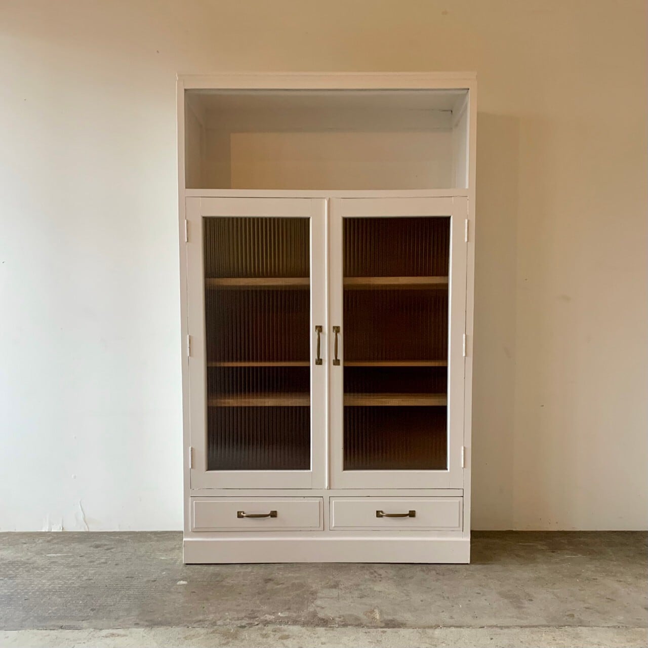 白いキャビネット　モールガラス　古家具　0677