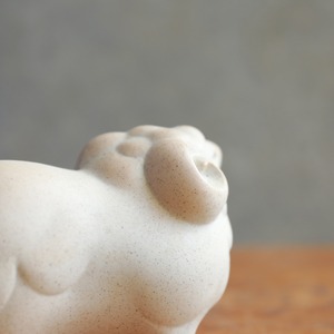 優しさが溢れる、丸い陶器の羊（大）