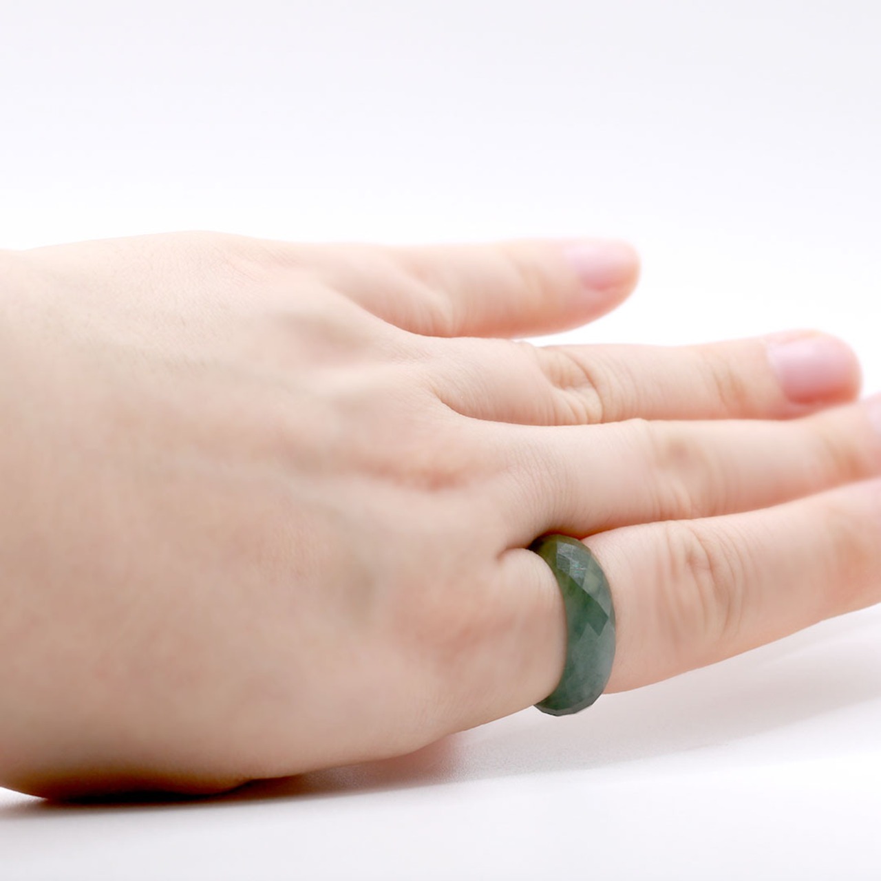 【16号】とろみ感はありつつ カットが施されているリング 緑翡翠 ファセットカットくりぬきリング A貨翡翠 jd_rg1115