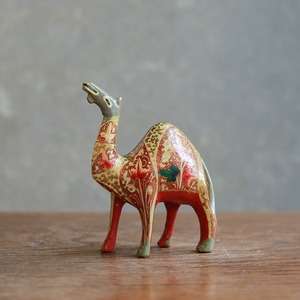 鮮やかな模様が美しい、木製のラクダ 2