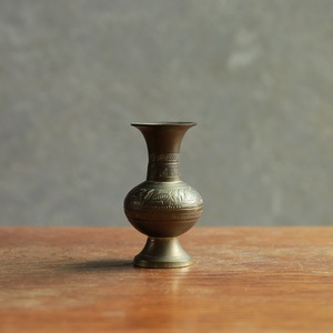 インドから届いた、小さな真鍮のフラワーベース