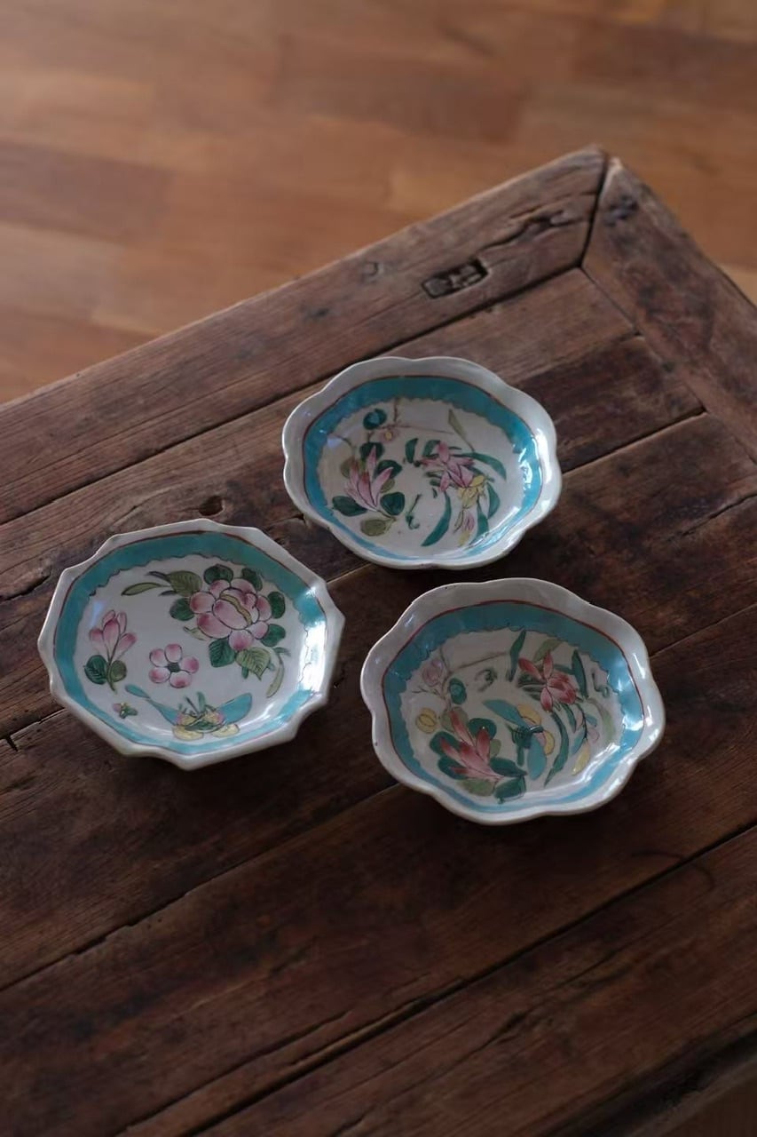 中国骨董品　手描き粉彩　蝶と花の絵柄菓子皿 七寸 手描き染付中皿 盛り皿 呉須藍 和骨董（菖蒲・七宝・宝尽くし）