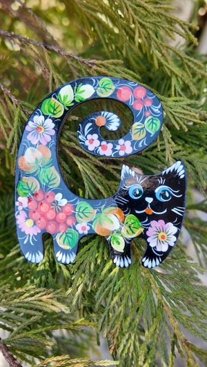 ウクライナ伝統絵画 ペトリキウカ塗り 木製ブローチ（ホメンコ作）ねこ
