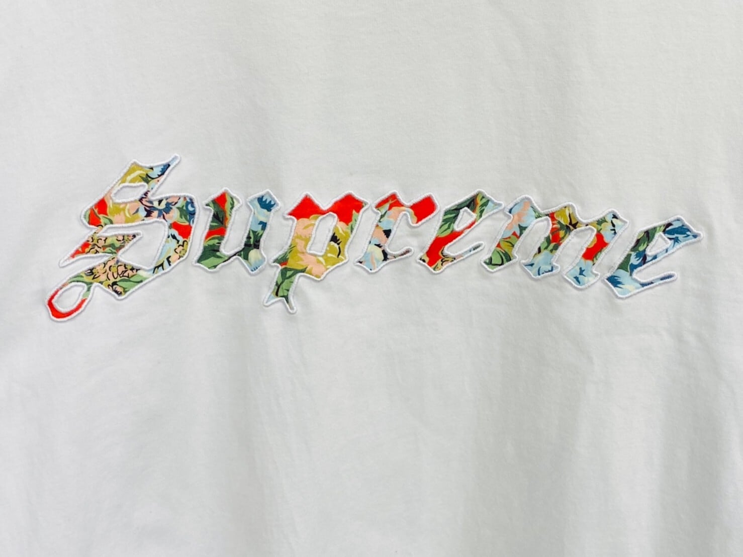 Supreme 21SS FLORAL APPLIQUE S/S TOP WHITE MEDIUM 40KF6322 | BRAND