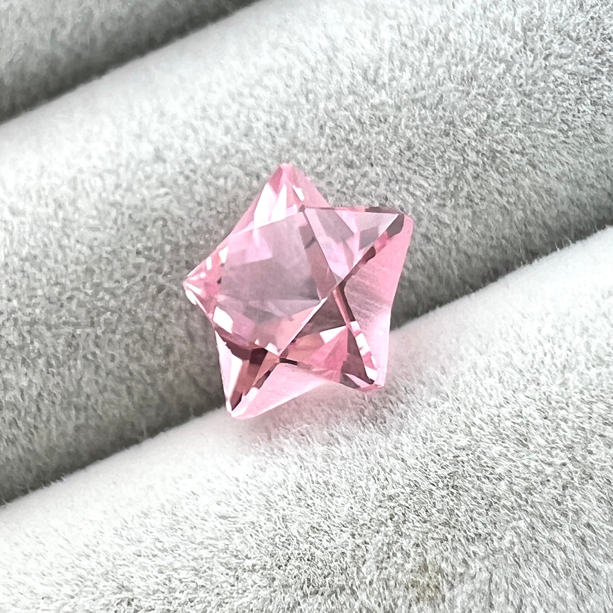 【桃色の星】再結晶 ピンクサファイア スターカット ピンク ルース