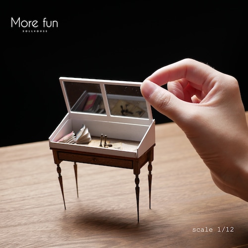 DIY　ミニチュア　ドールハウス　手作りキット　miniature dollhouse kit　展示ケースがついている木目テーブル　L-004