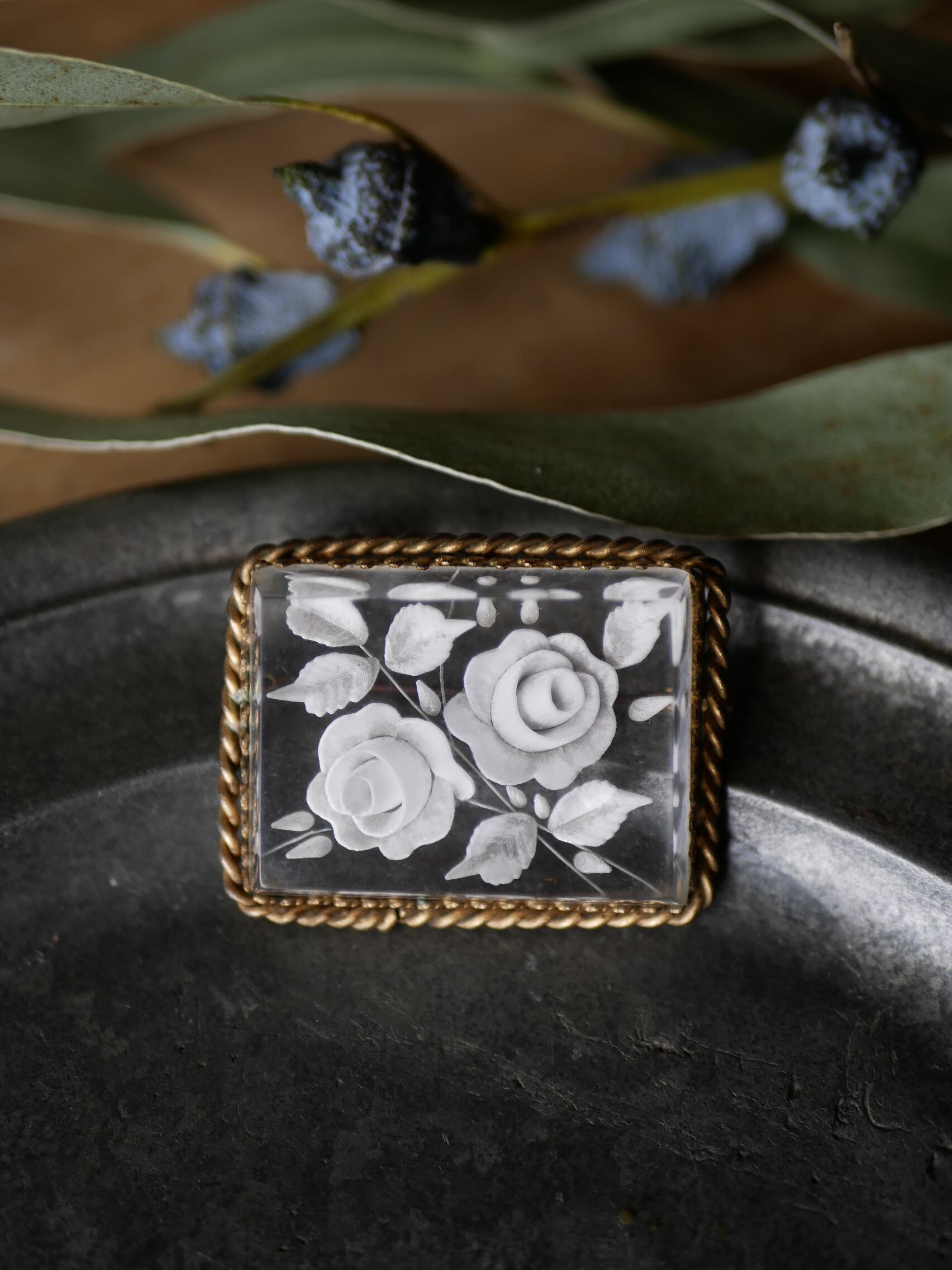 6 ローズのルーサイトブローチ 枠付き フランスヴィンテージ ブロカントのある暮らし