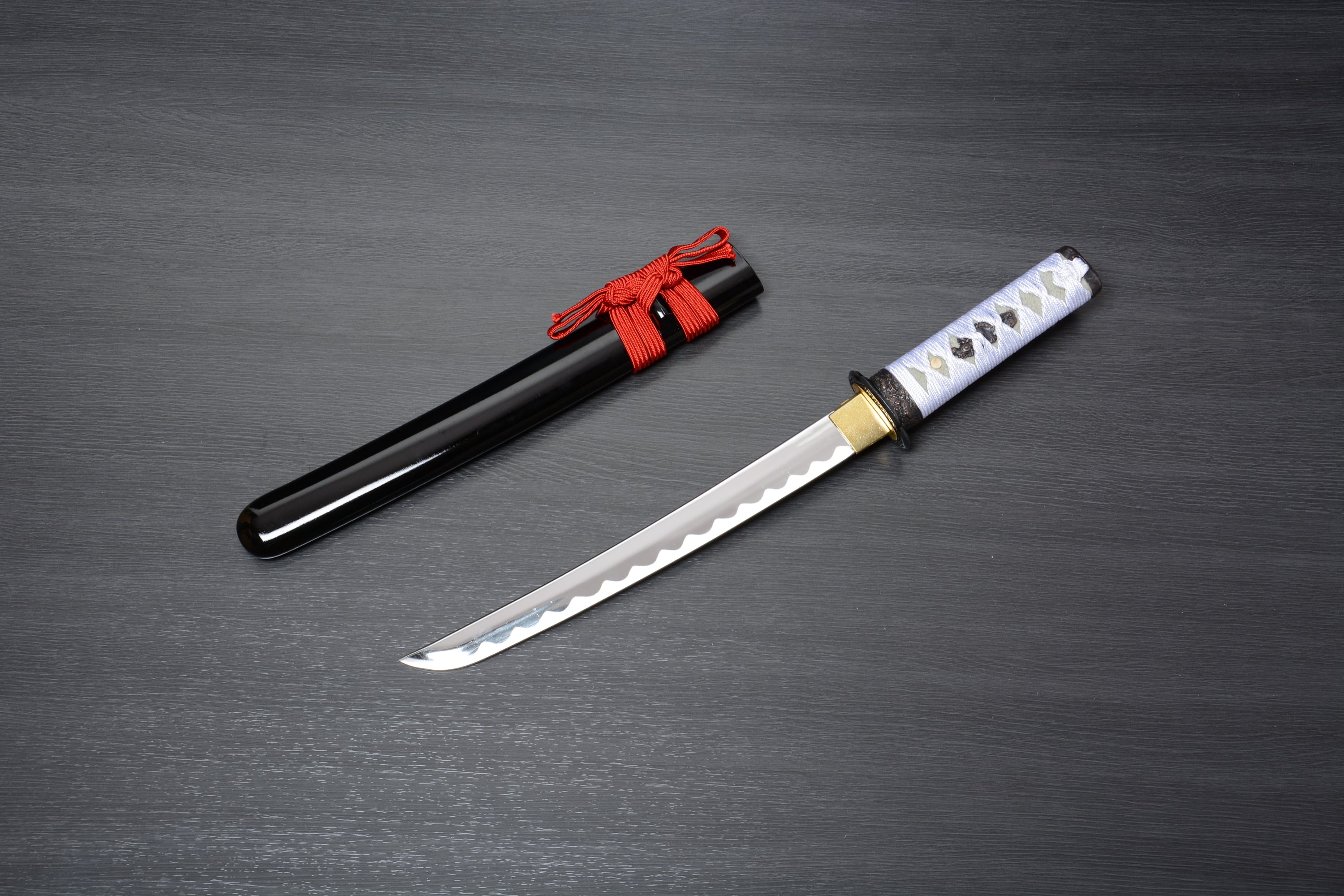 模造刀　短刀　「薬研藤四郎(やげんとうしろう)」 Amazon.co.jp: 模造刀剣 NEU-140 薬研藤四郎 短刀 : ホビー