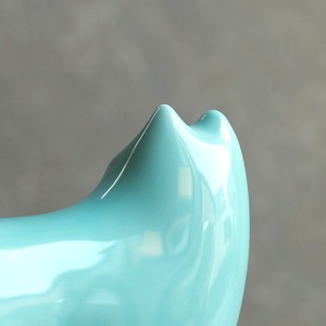 凛々しくこちらを見つめる、磁器の犬 2