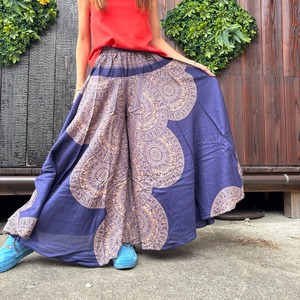 ゾウ柄たっぷりフレアーパンツ