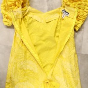 フラダンス 衣装 T&L MUUMUU FACTORY ムームーファクトリー ワンピース ドレス イエロー系 黄 モンステラ柄 植物柄 フリル ハワイアンプリント ハワイアン アロハ フラ ダンス レッスン 練習 ハワイアンダンス フレアスカート 華やか 鮮やか かわいい おしゃれ 上品