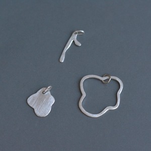 Hanae float ring チャーム