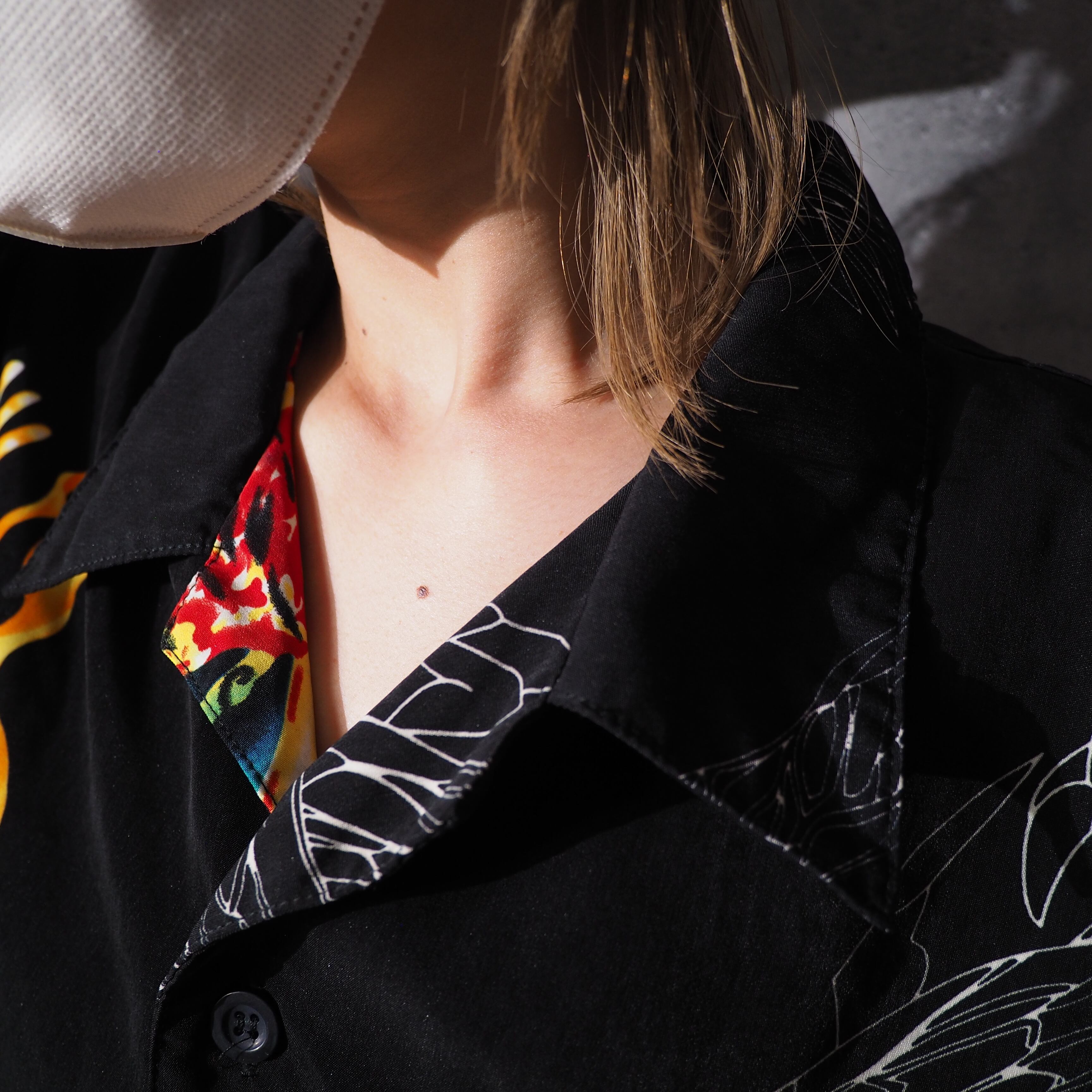 Richly colored soldier printed black open collar loose shirt