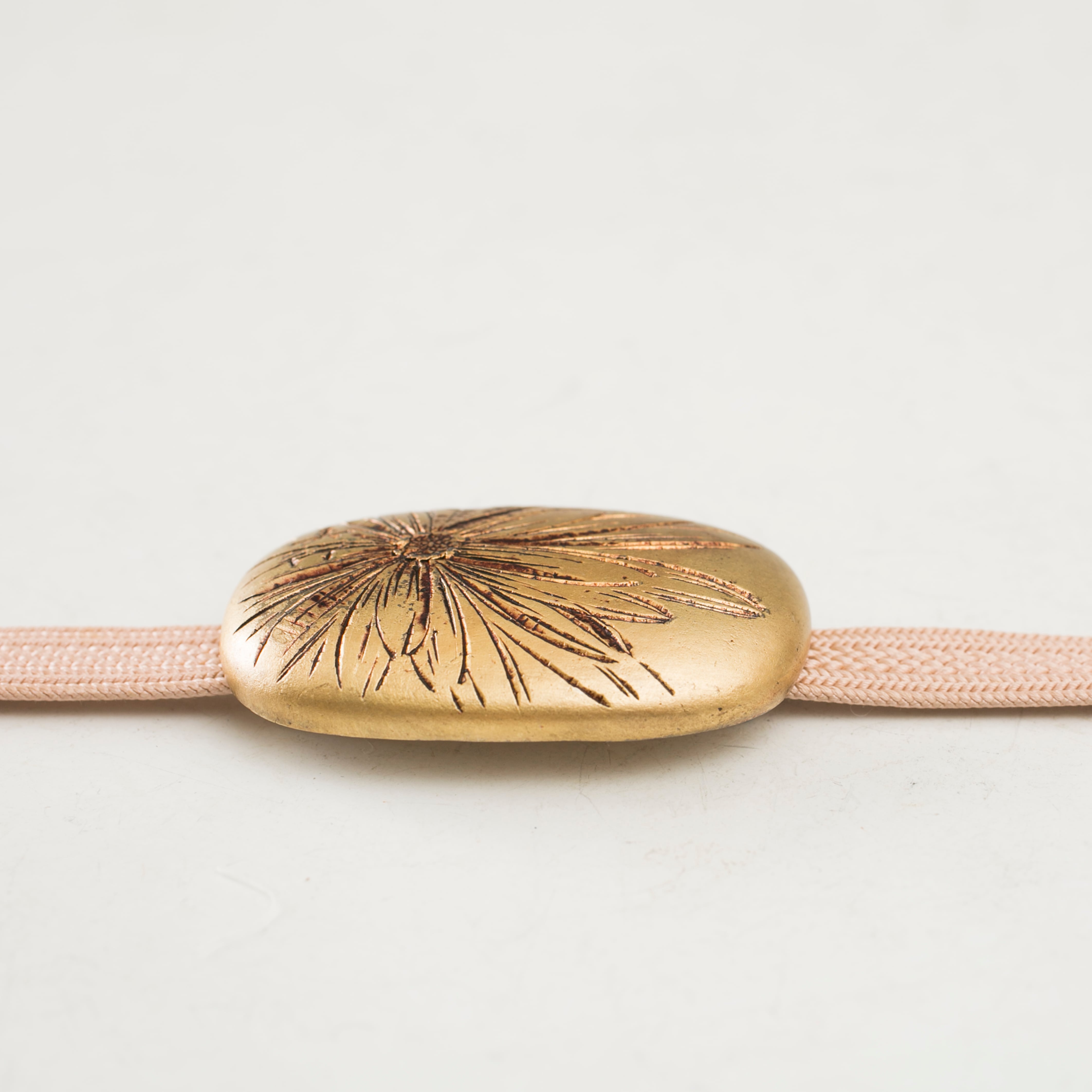 日本 銀製  日の出 波 菊紋 菊花 銀900 帯留 菊 銀細工 金工 金属 デザイン 華やか 銀製 シルバー