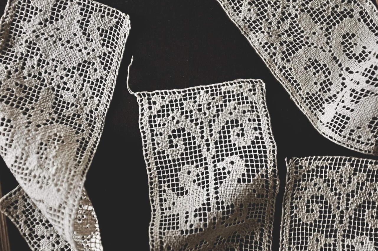 19世紀 フランス リネン 鳥と魚と薔薇と カンデラブルムのあるゴシック的ハンドワークフィレレースモチーフ アンティーク