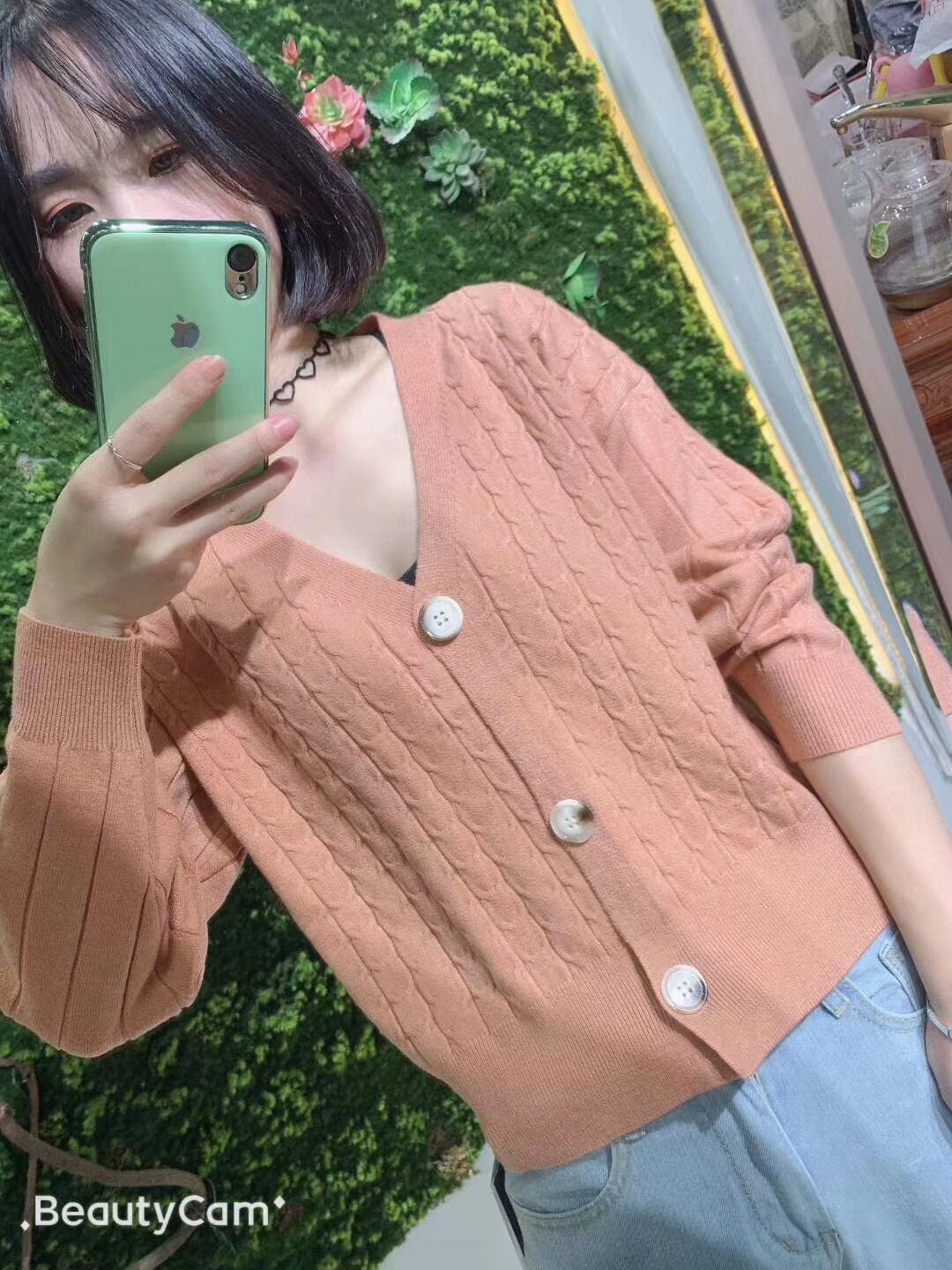 Vネックニットカーディガン