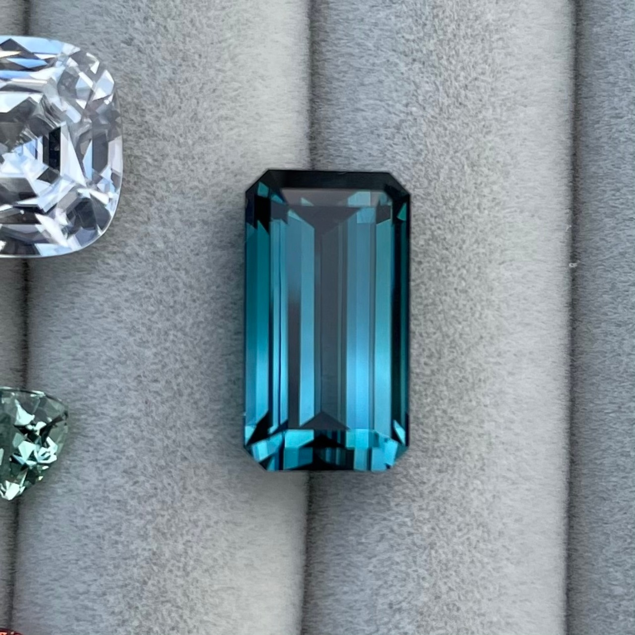 グラデーションカラーインディコライトトルマリン 14x7.7x6.9mm, 7.14ct アフガニスタン産