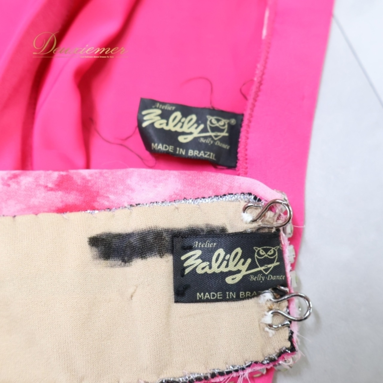 ベリーダンス オリエンタル 衣装 上下セット ピンク系 トップス スカート ベルト ラインストーン ビーズ 華やか セットアップ スリット イベント ステージ 豪華 装飾 鮮やか かわいい ダンス衣装