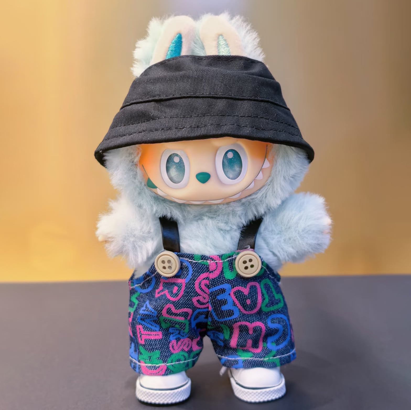 グラフィティデザインがおしゃれ!ラブブ LABUBUコーデ 17cm ストリート爽やか3点セット 帽子×サスペンダー×シューズ かわいい&高品質