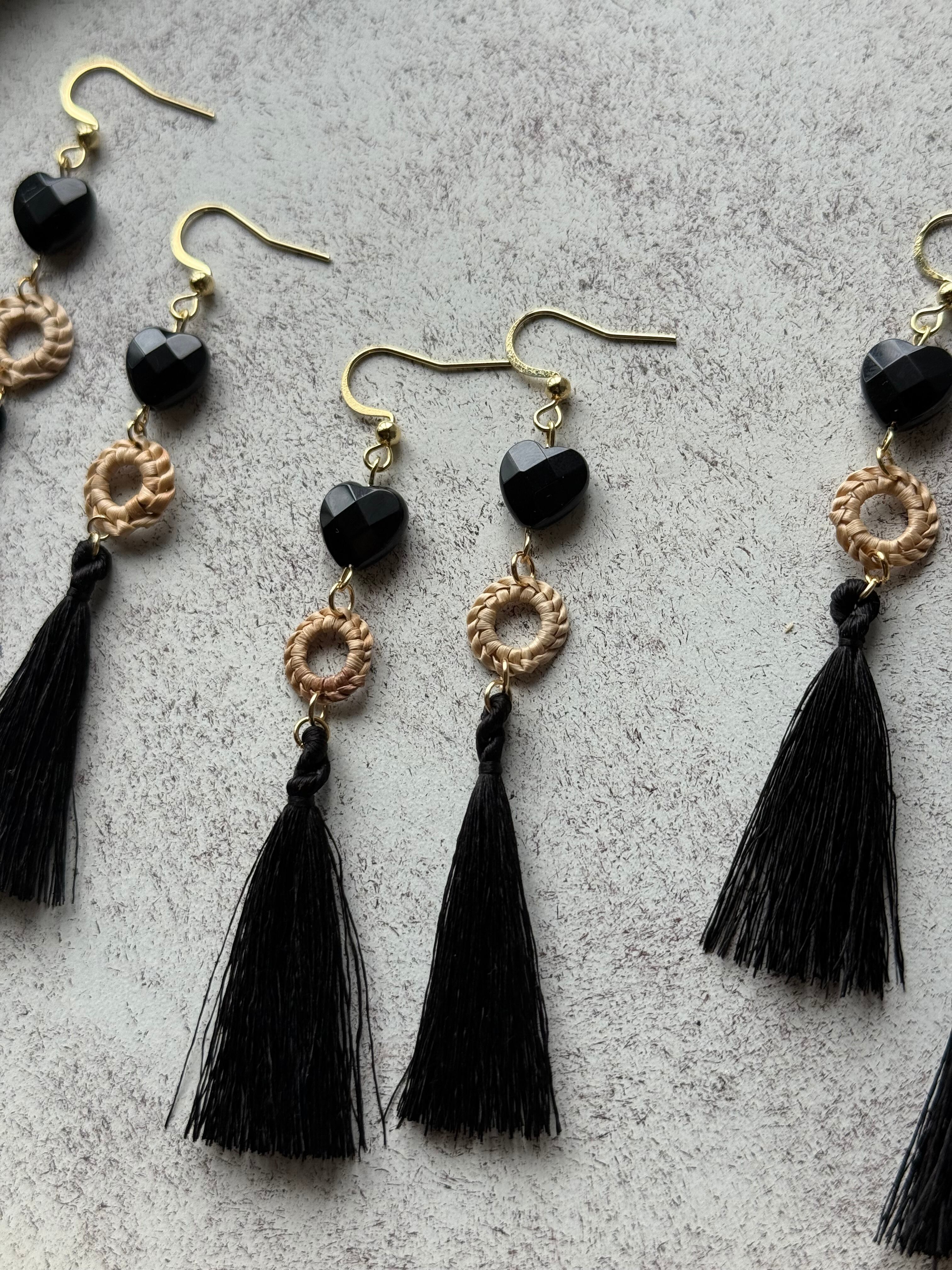 泥黒タッセルピアス – Kumejima Tsumugi × Getto × Black Onyx | AOIFARM