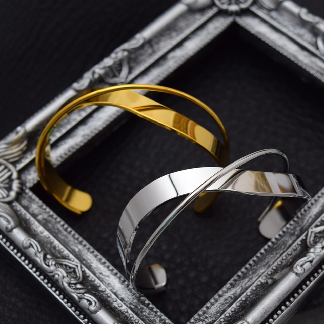 ウェーブダブルクロスラインステンレスバングルGD