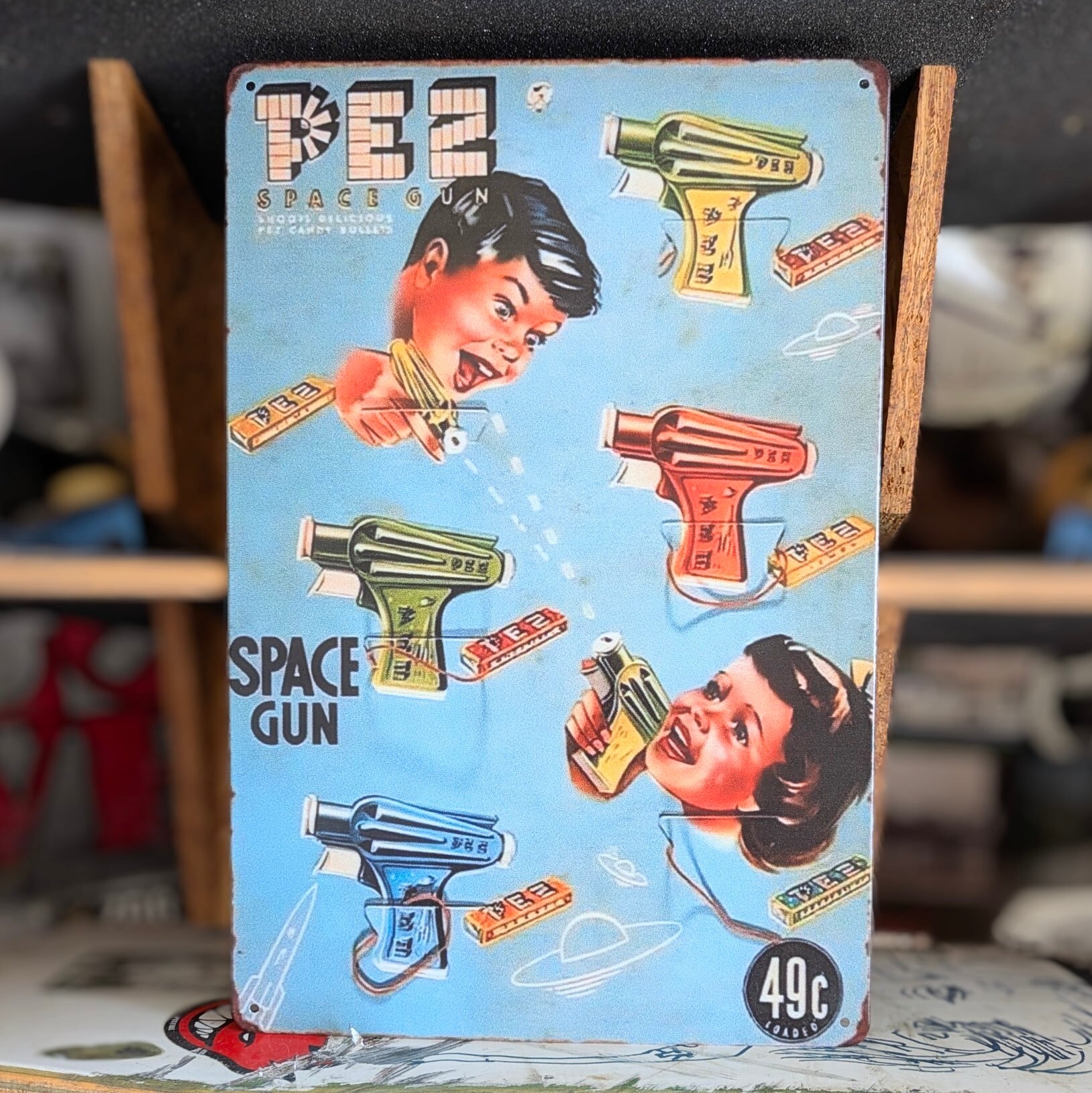 ♧送料無料!ちょうどいいブリキ看板【 PEZ ( ペッツ ) )】METAL SIGN / メタルサイン / ブリキ看板 / サインボード / ビンテージ加工 〚アメリカン雑貨 アメトイ〛