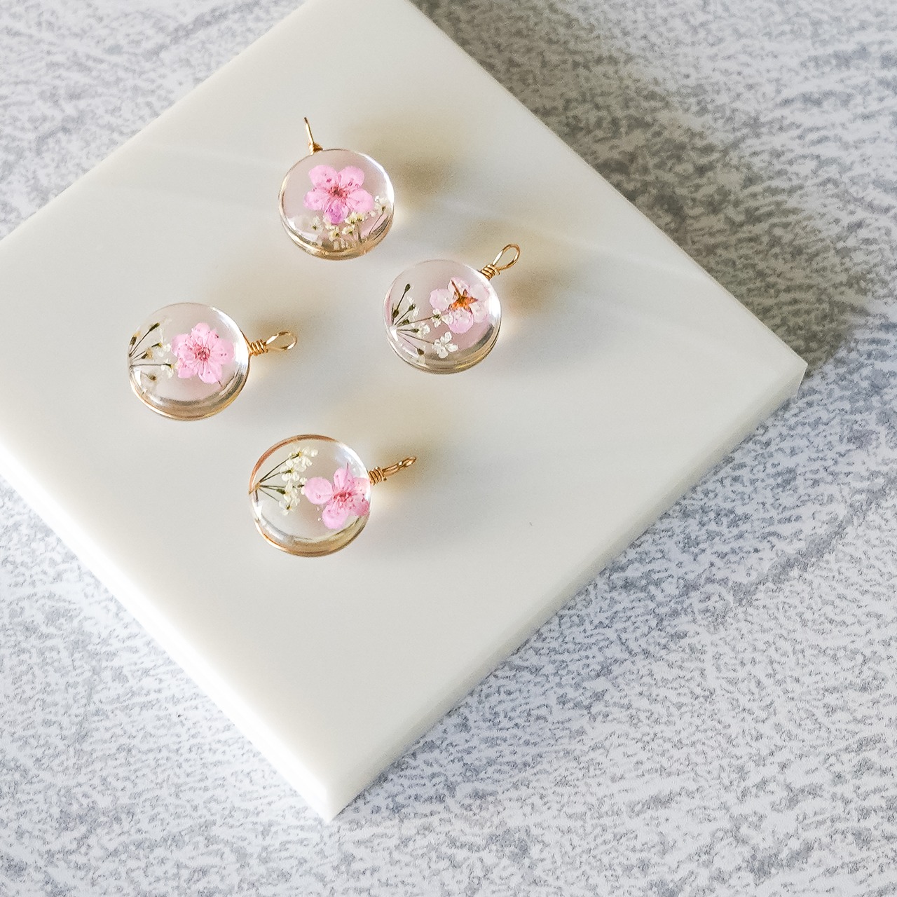 2個//レジン クリア 花 ドライフラワー 白 丸 アクリルパーツ 