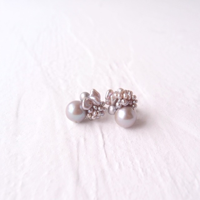 【真珠刺繍／ピアス】Gray Round Pearl Mix Earrings／グレーラウンドパールミックス（Light Gray）