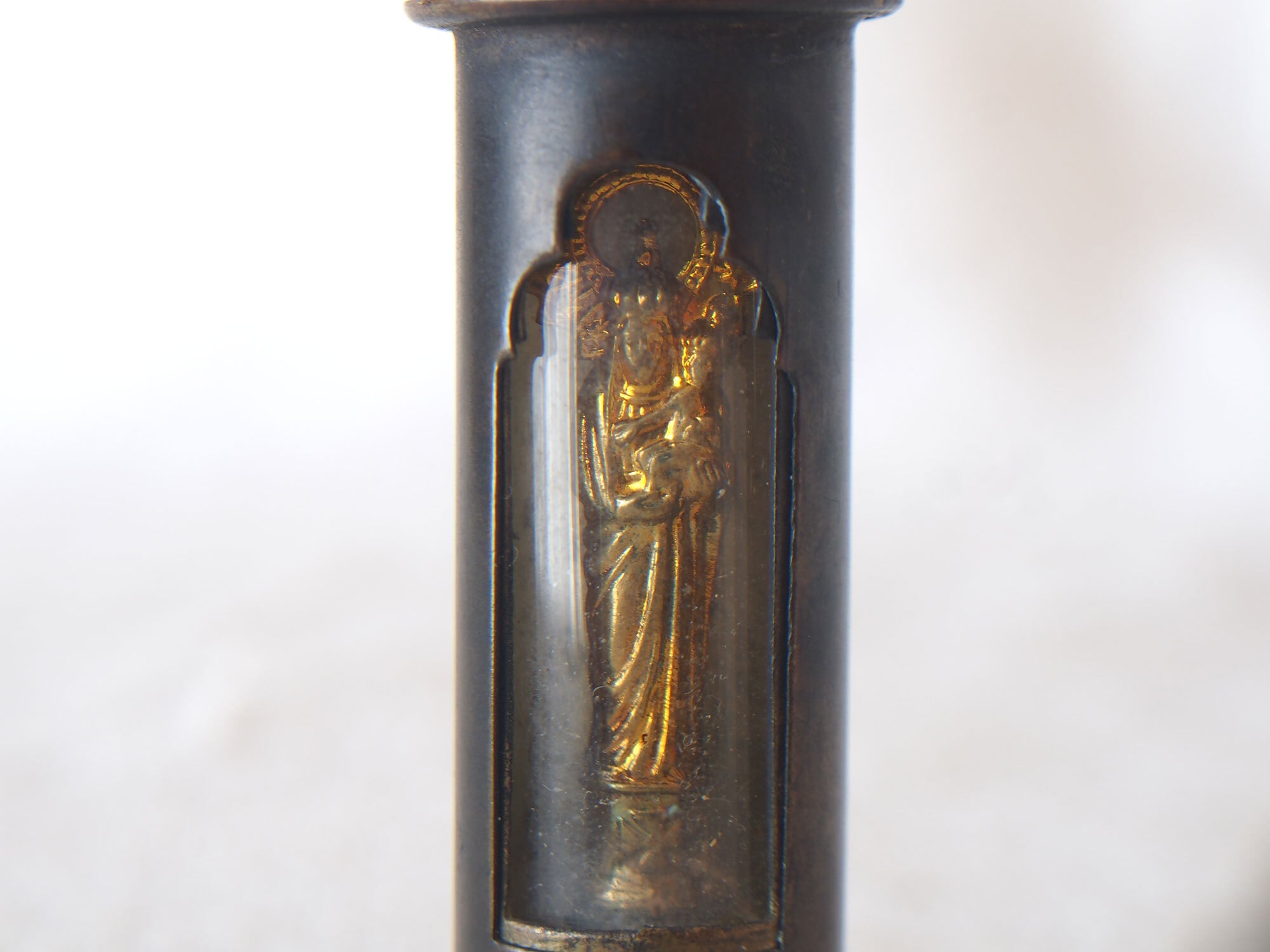 小さな十字架付き金属ケース 冠を戴いた聖母子像聖遺物/K753 カトリック信心具 小さな十字架付き金属ケース 冠を戴いた聖母子像 民