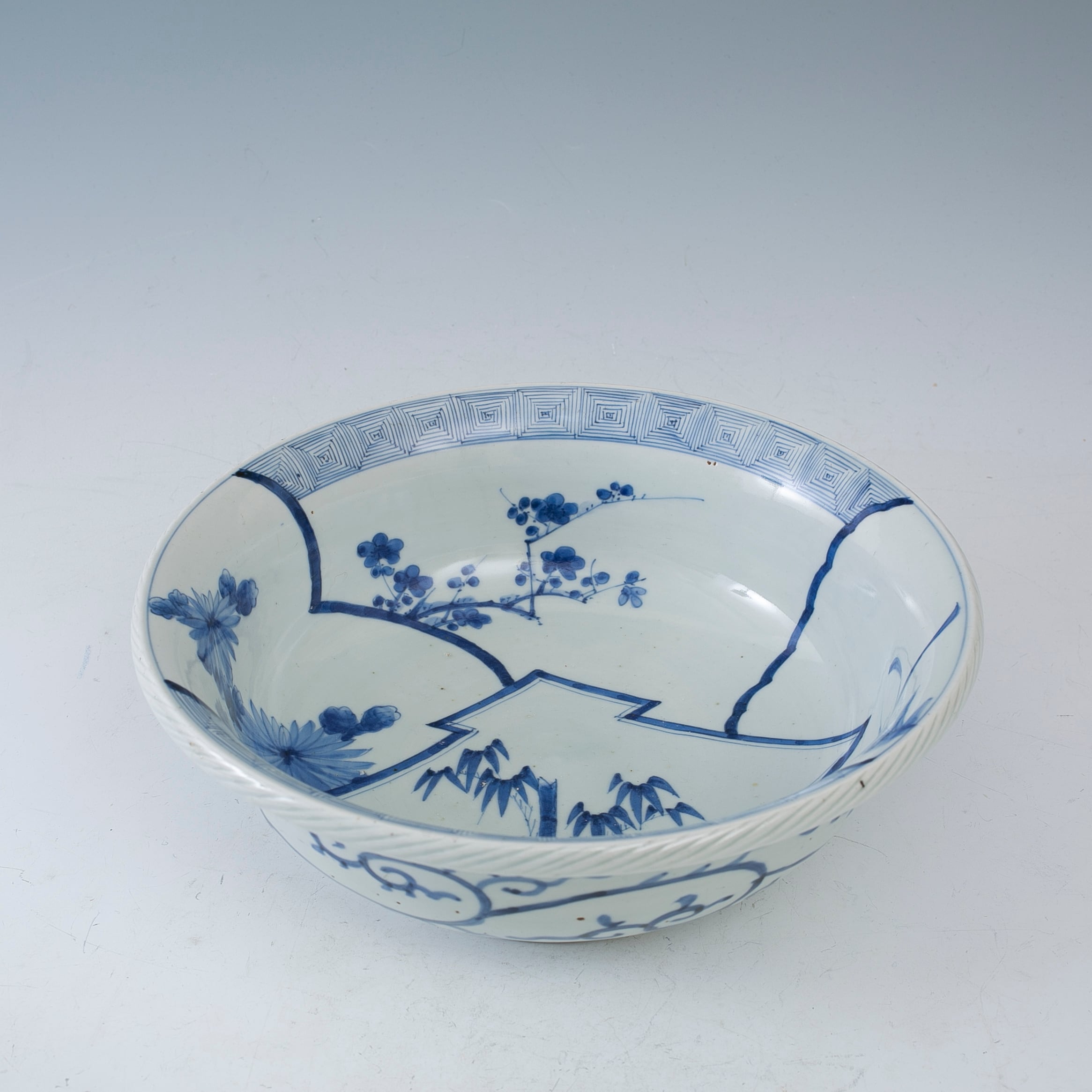 骨董　可愛らしい余白のある明治伊万里7寸 江戸時代から明治時代の古伊万里、伊万里、九谷焼など、時を超えて