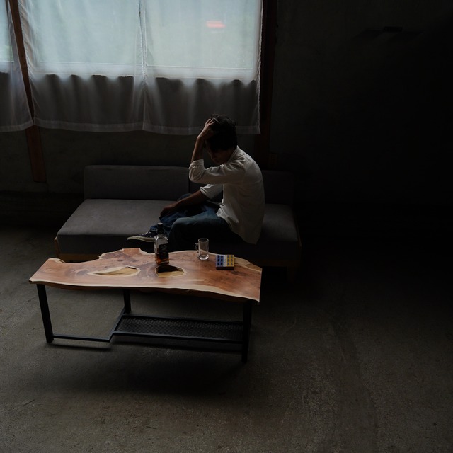 コントラストが美しい大きな伊吹の一枚板　ローテーブル