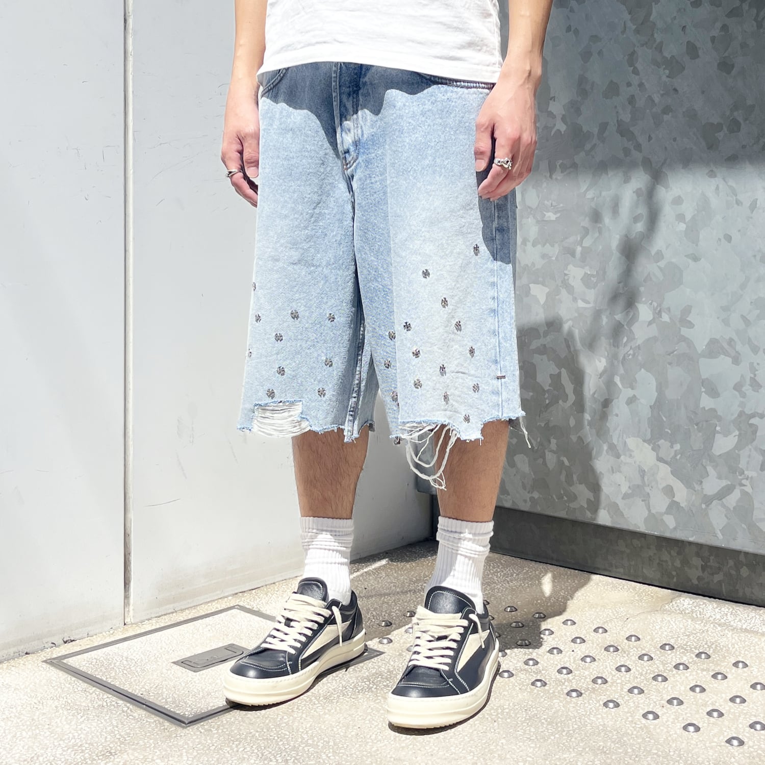 ASKYURSELF / CROSS PIN BAGGY JEANS SHORTS | HOLICK