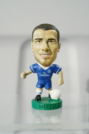 アドリアン・ムトゥ (Adrian Mutu) Corinthian ProStars “Chelsea” （コリンシアン プロスターズ チェルシー）グリーン台座 サッカーフィギュア No.7 (2004刻印／Collector No. PRO915) Limited Edition Soccer Figure
