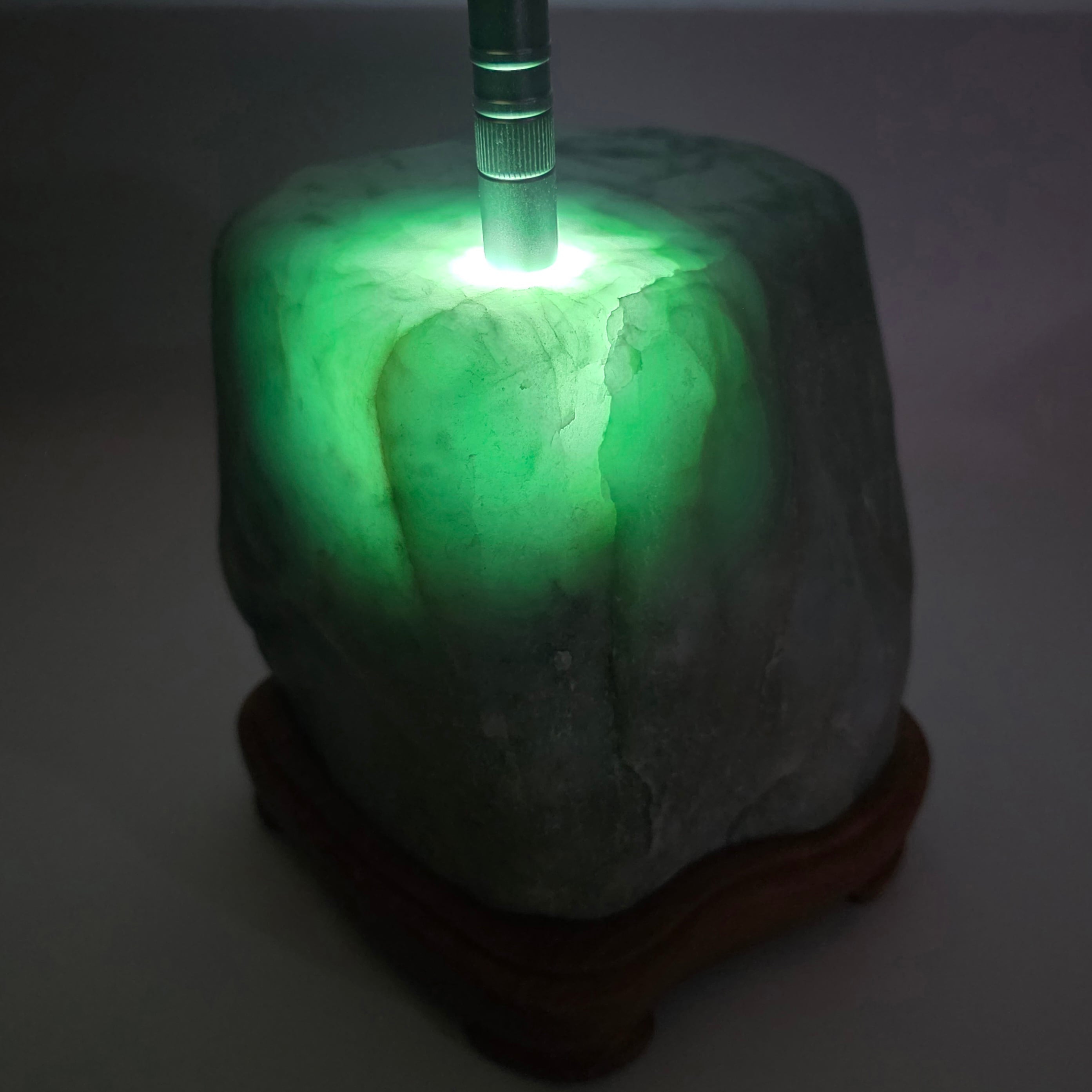 小滝土倉：糸魚川翡翠プレミアム: 磨き石:台付き BGM0115 | 糸魚川翡翠