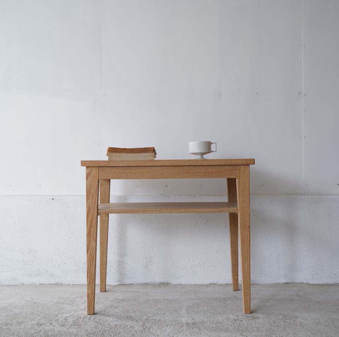 古い無垢材のサイドテーブル