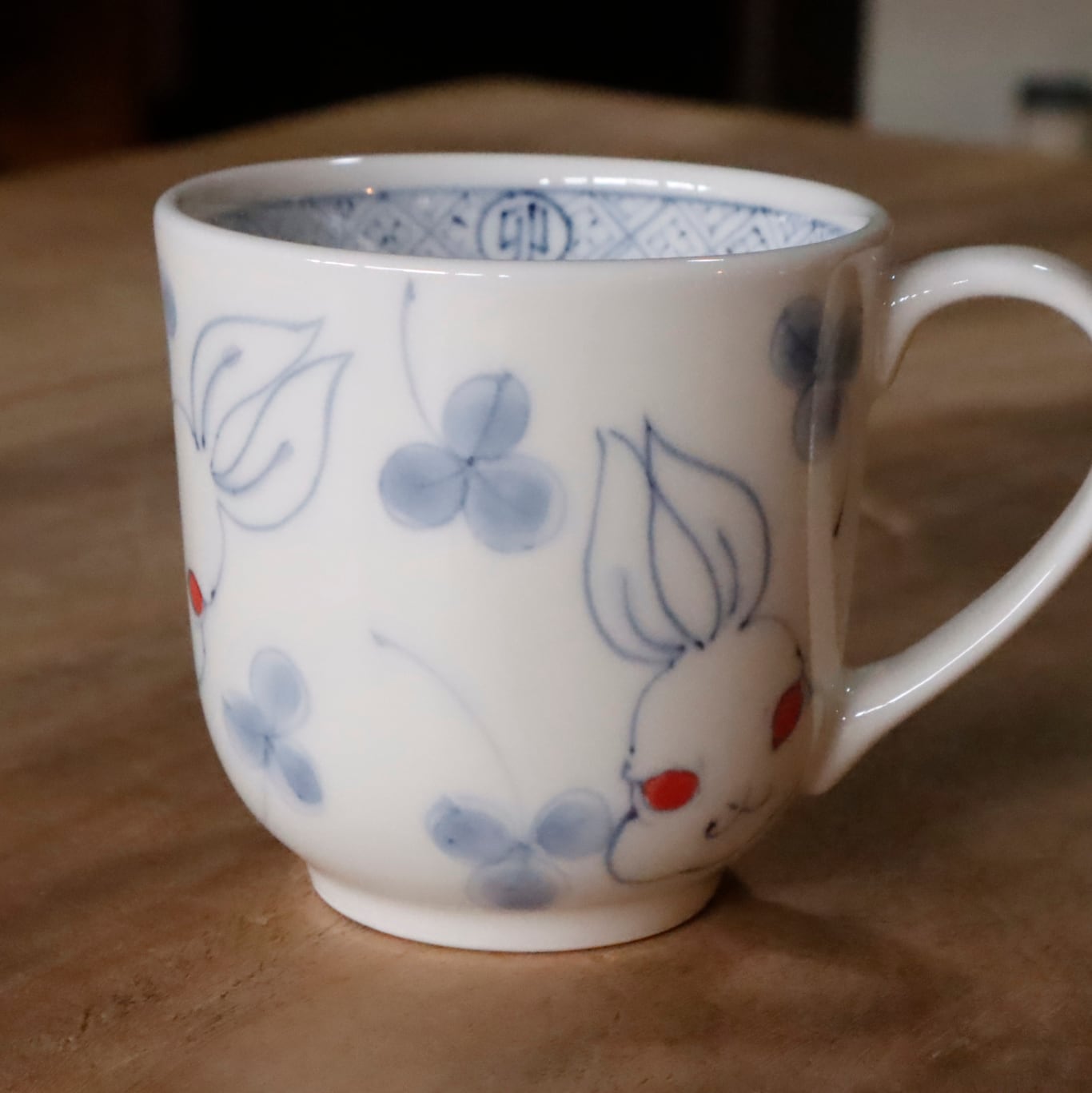 クローバーうさぎ画マグカップ | 【有田焼 坂本窯陶工房】オンラインストア