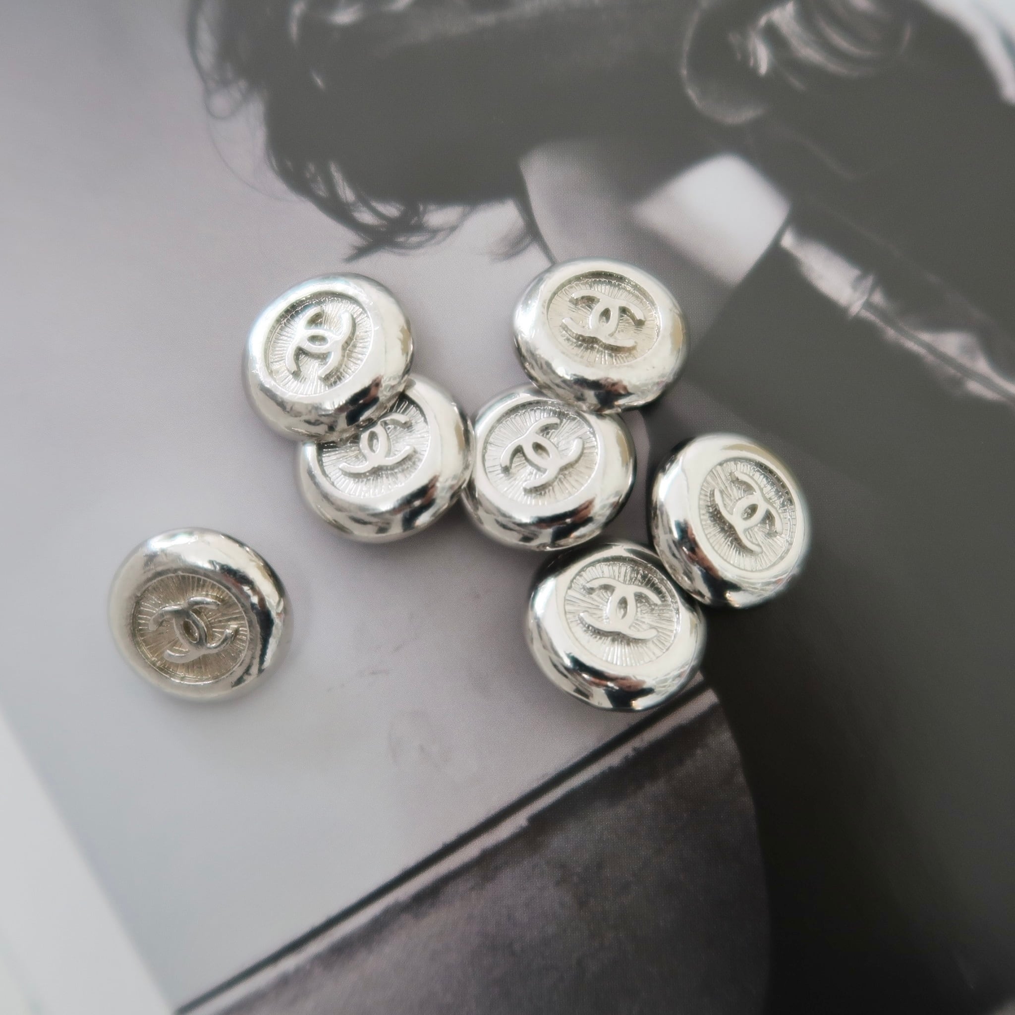 VINTAGE CHANEL BUTTON】バックインパクト ココマーク シルバーボタン