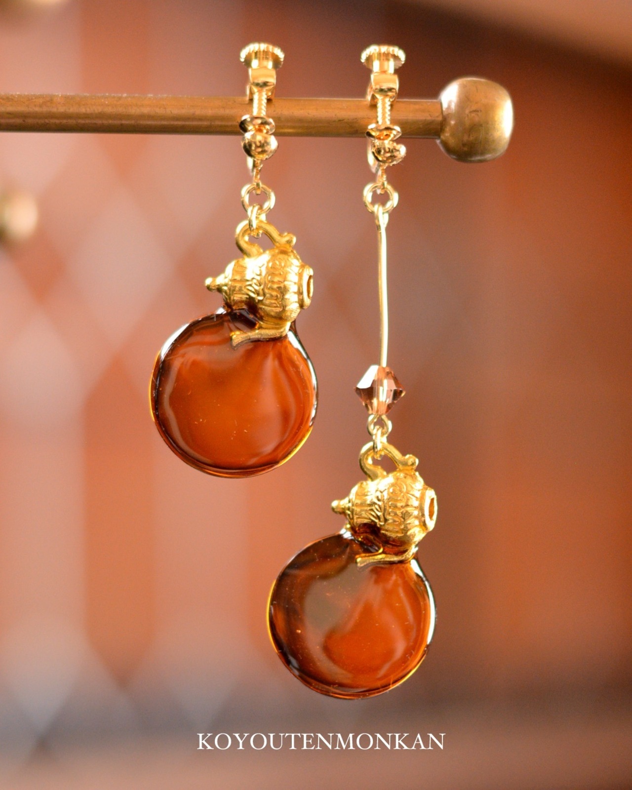 「お茶溢れてますよ。」耳飾り