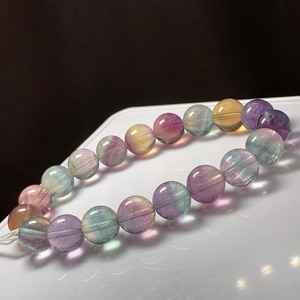 no2.透明度有り、色味が濃く多彩なグラデーションフローライトブレスレット