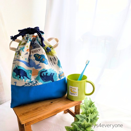 シュっと開けられるUD巾着（大）ー恐竜