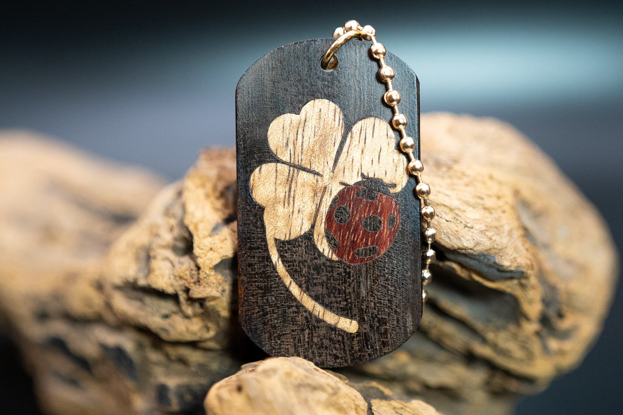 【砂漠の宝石】 デザートアイアンウッド ドッグタグ 象嵌 幸運を運ぶナナホシテントウ