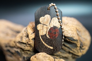 【砂漠の宝石】 デザートアイアンウッド ドッグタグ 象嵌 幸運を運ぶナナホシテントウ