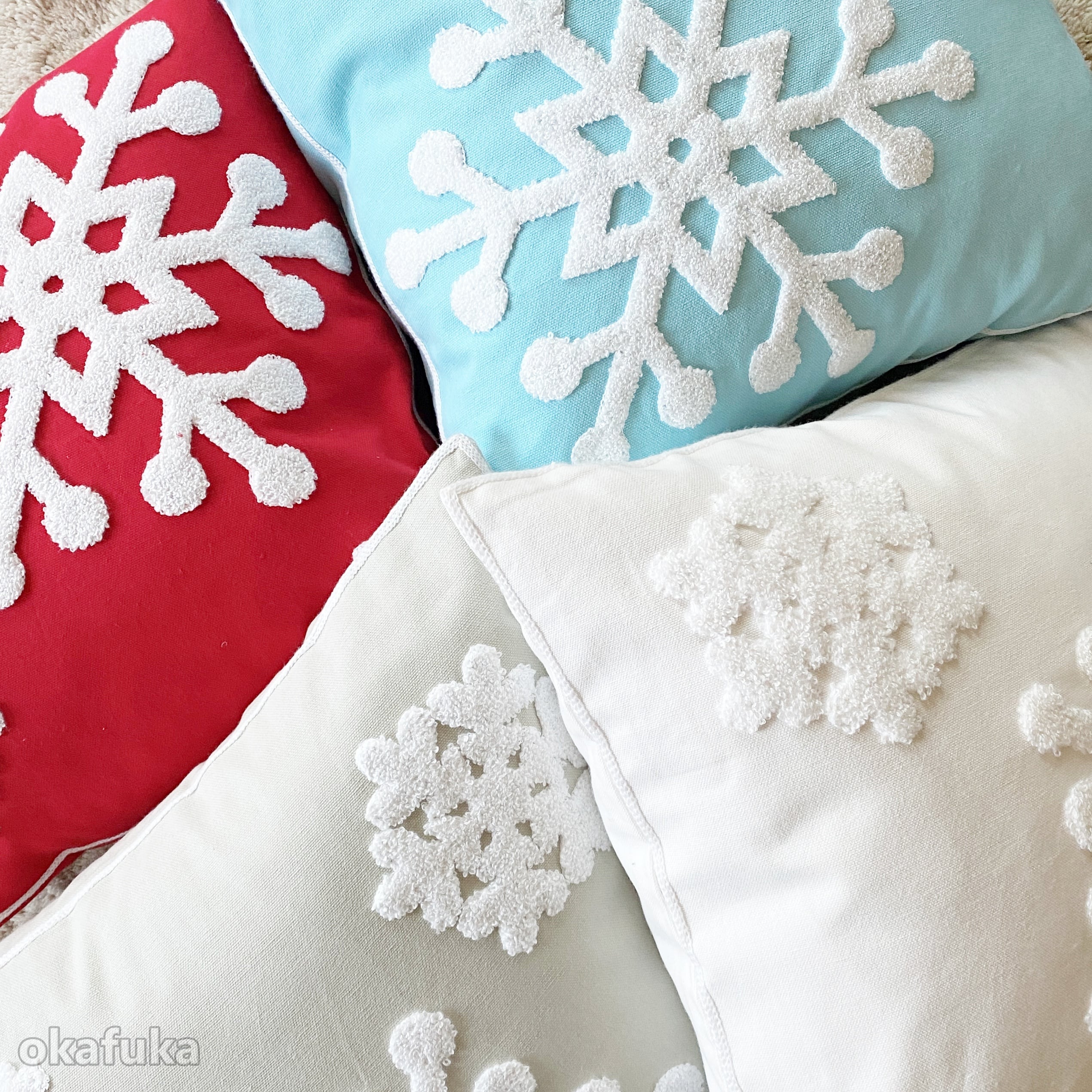クッションカバー ブルー 雪の結晶の刺繍が入っている可愛らしい素材