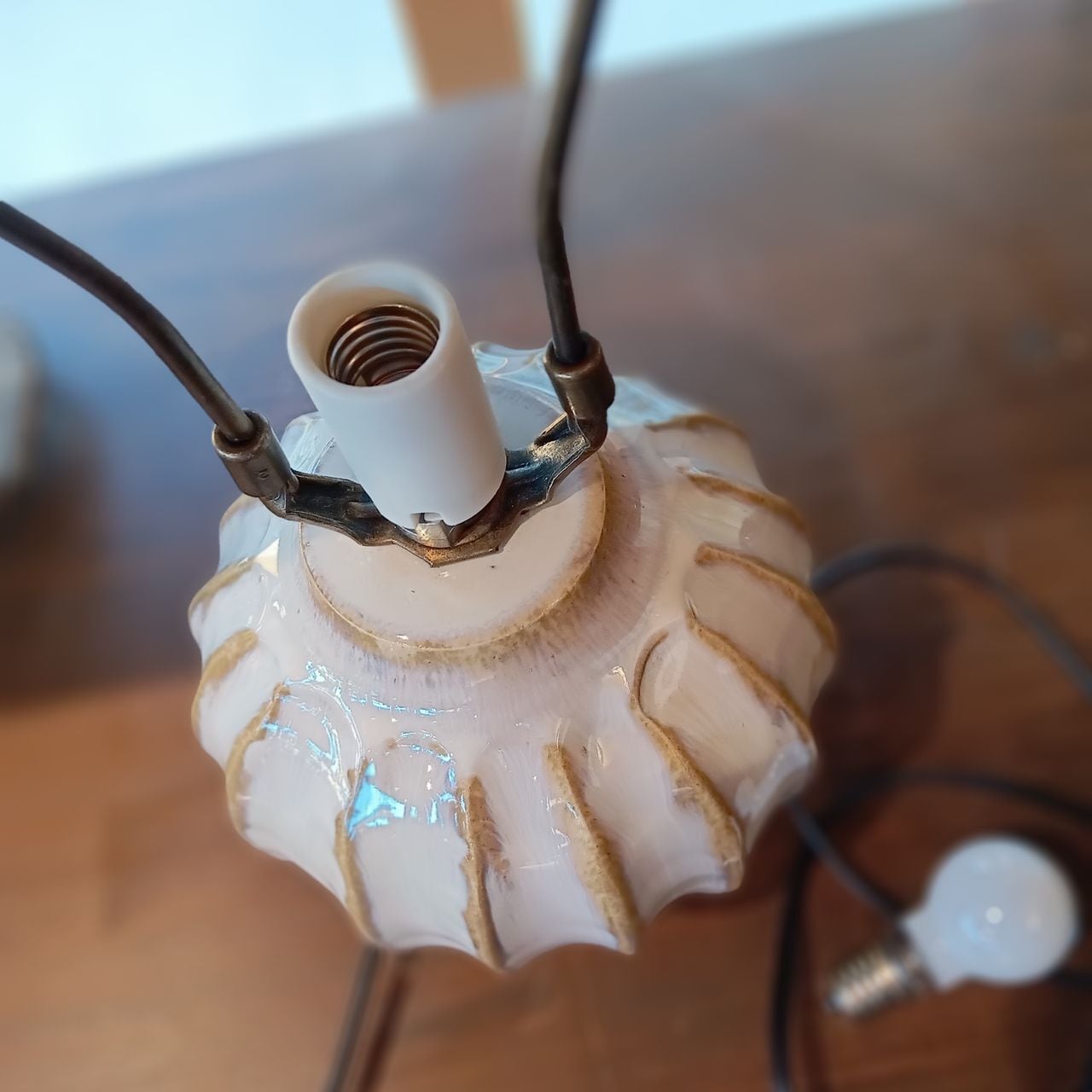 陶器ランプベース(M) 直径15cm「面取チタン白」E-17ソケットコード付き