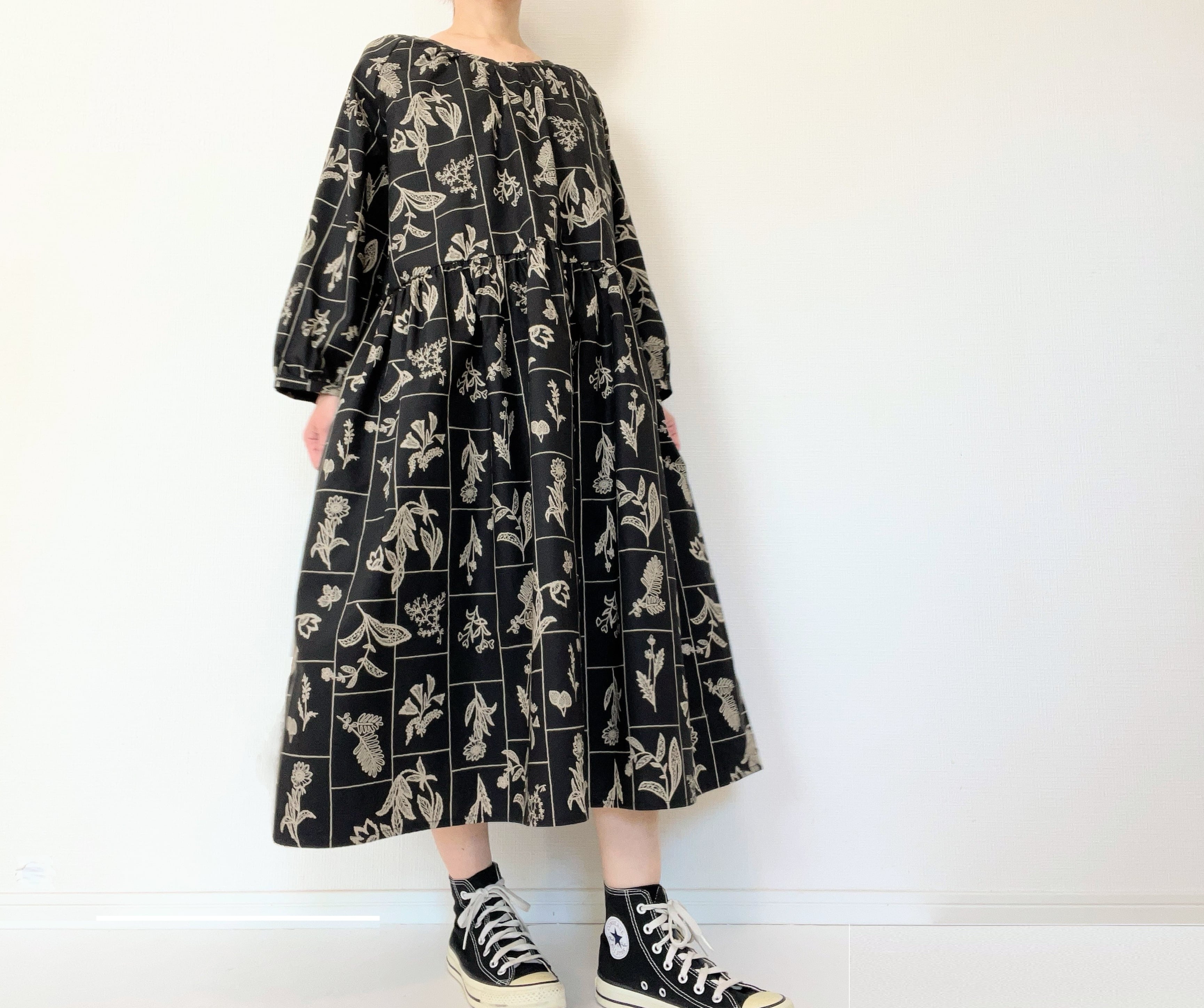 大人の花柄ブラックワンピース＊刺繍調の植物標本＊長袖＊ゆったり