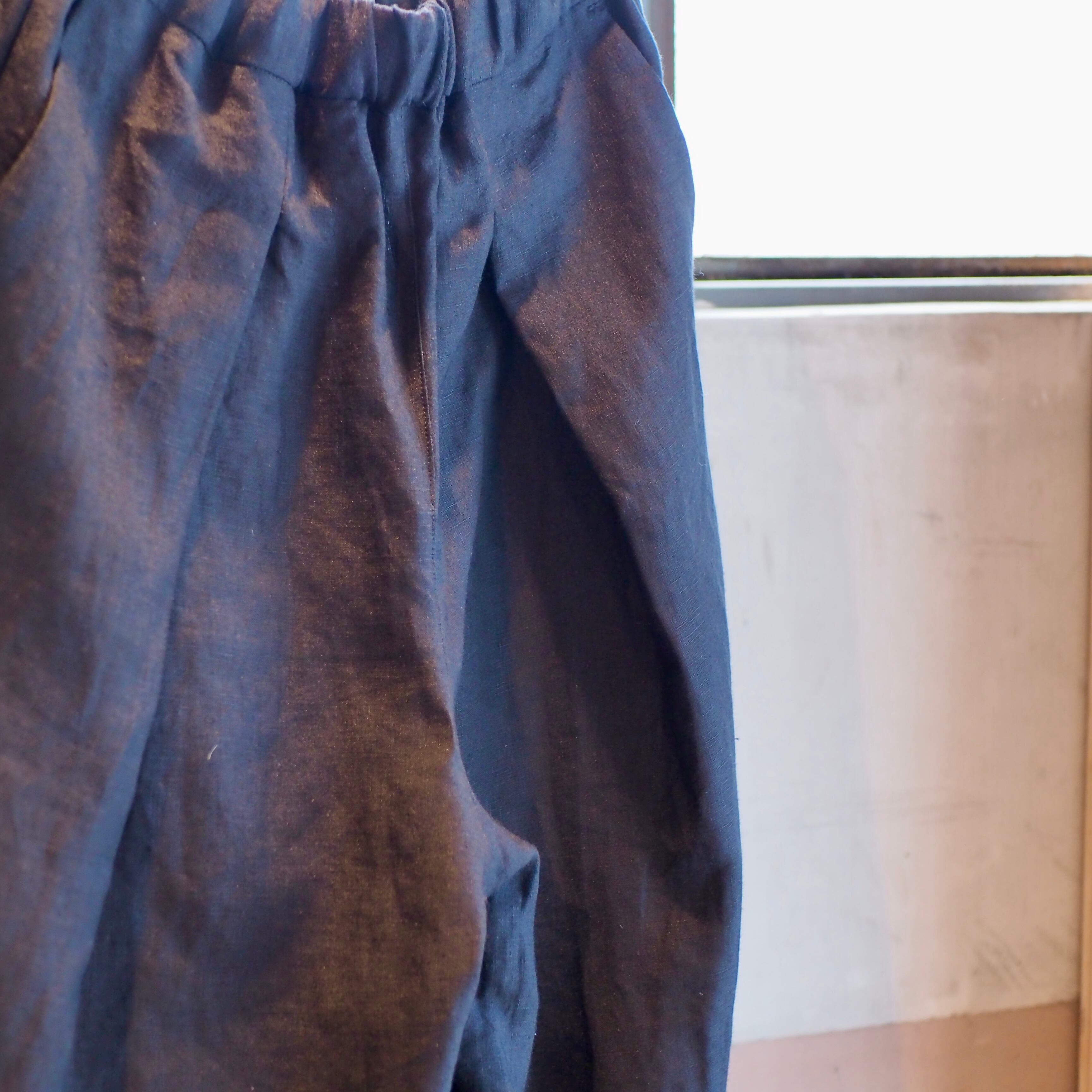 WIDE TUCK EASY TROUSERS/SULFER DYED LINEN/BLACK【結-yui