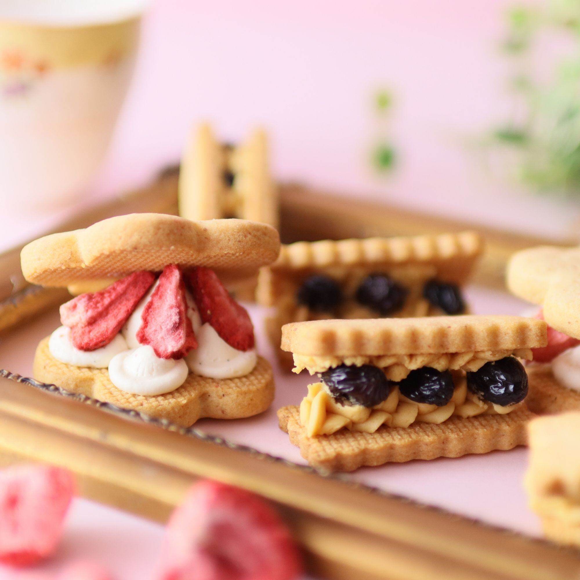専用ページ キラ缶14セット 花咲くフルリール バターサンドクッキー缶 いちご・サヤキレーズン