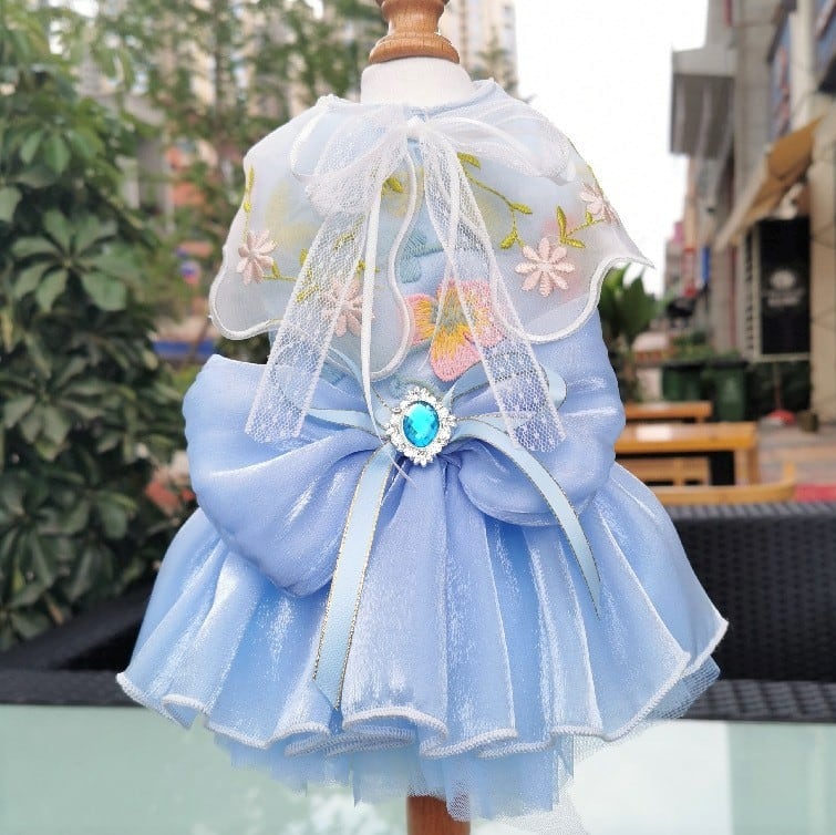 大型犬もOK お花模様のケープをまとったプリンセスドレス