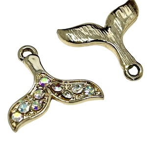 ホエールテールラインストーン付きゴールドチャーム